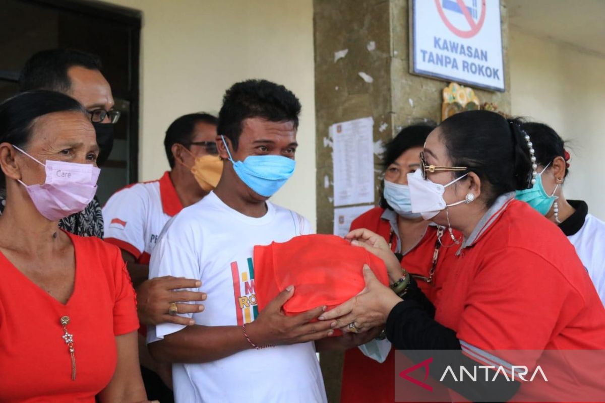 BKOW Bali bantu bahan pokok bagi lansia dan kaum difabel di Karangasem