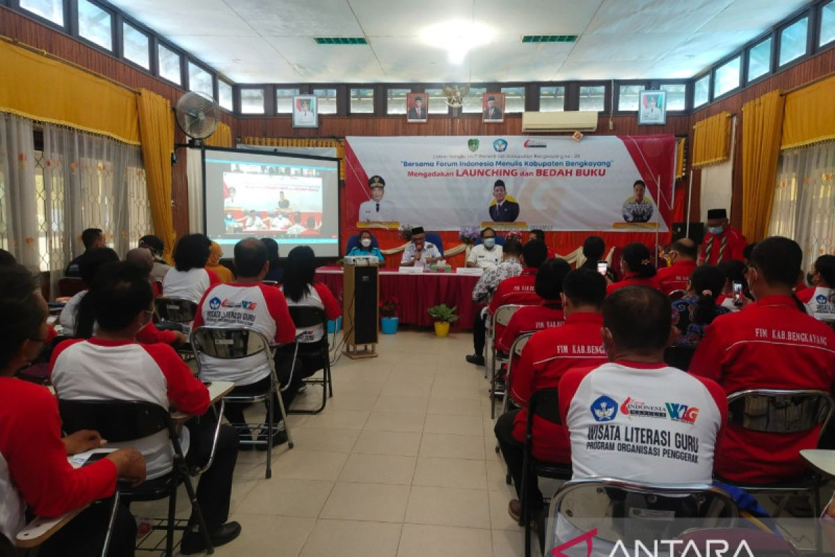 Program Wisata Literasi Guru di Bengkayang menghasilkan 61 judul buku