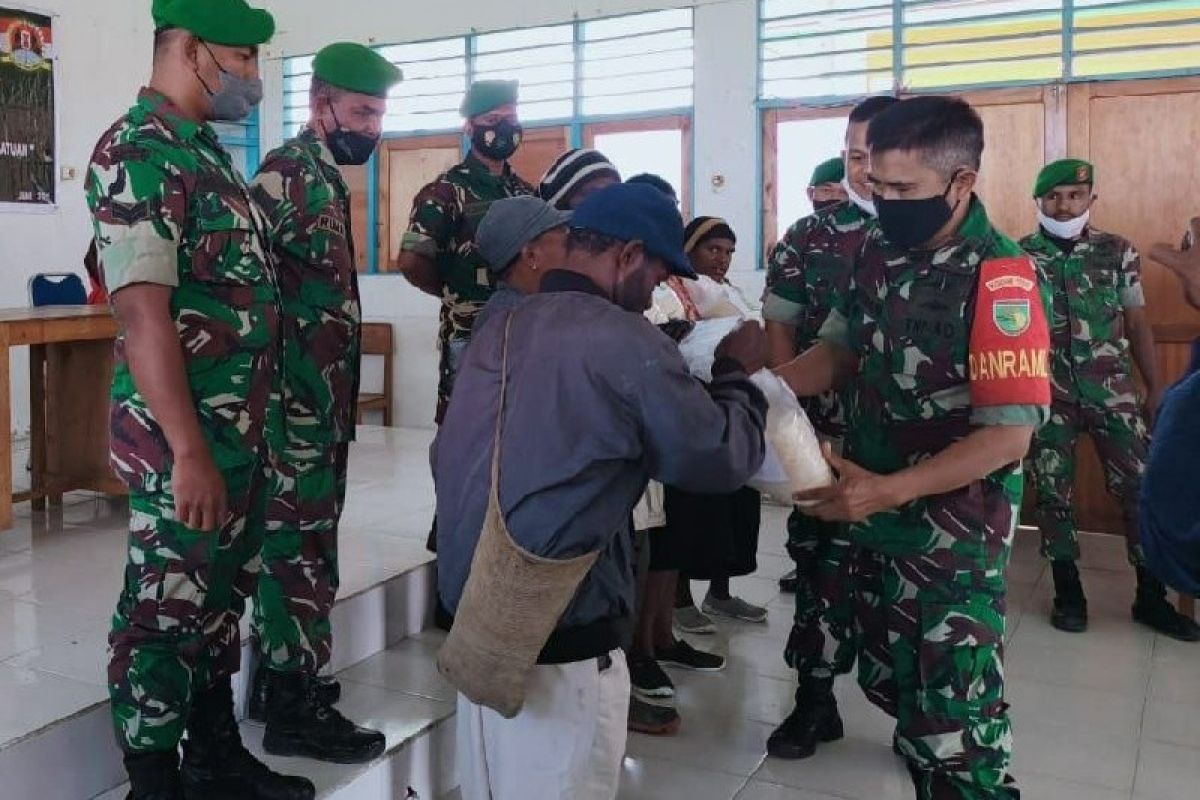 Kodim 1703/Deiyai bantu sembako buat warga tidak mampu di Tigi, Papua