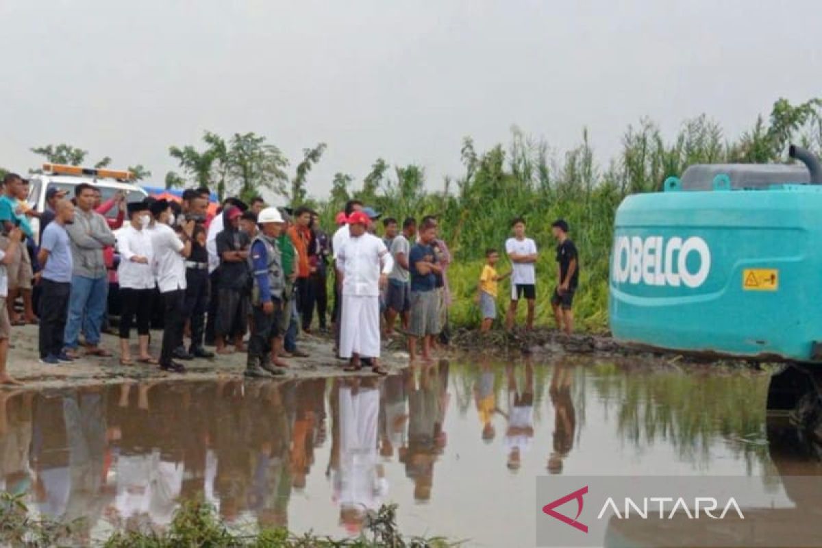 Jalan Lintas Bono rusak, Arara Abadi turun tangan