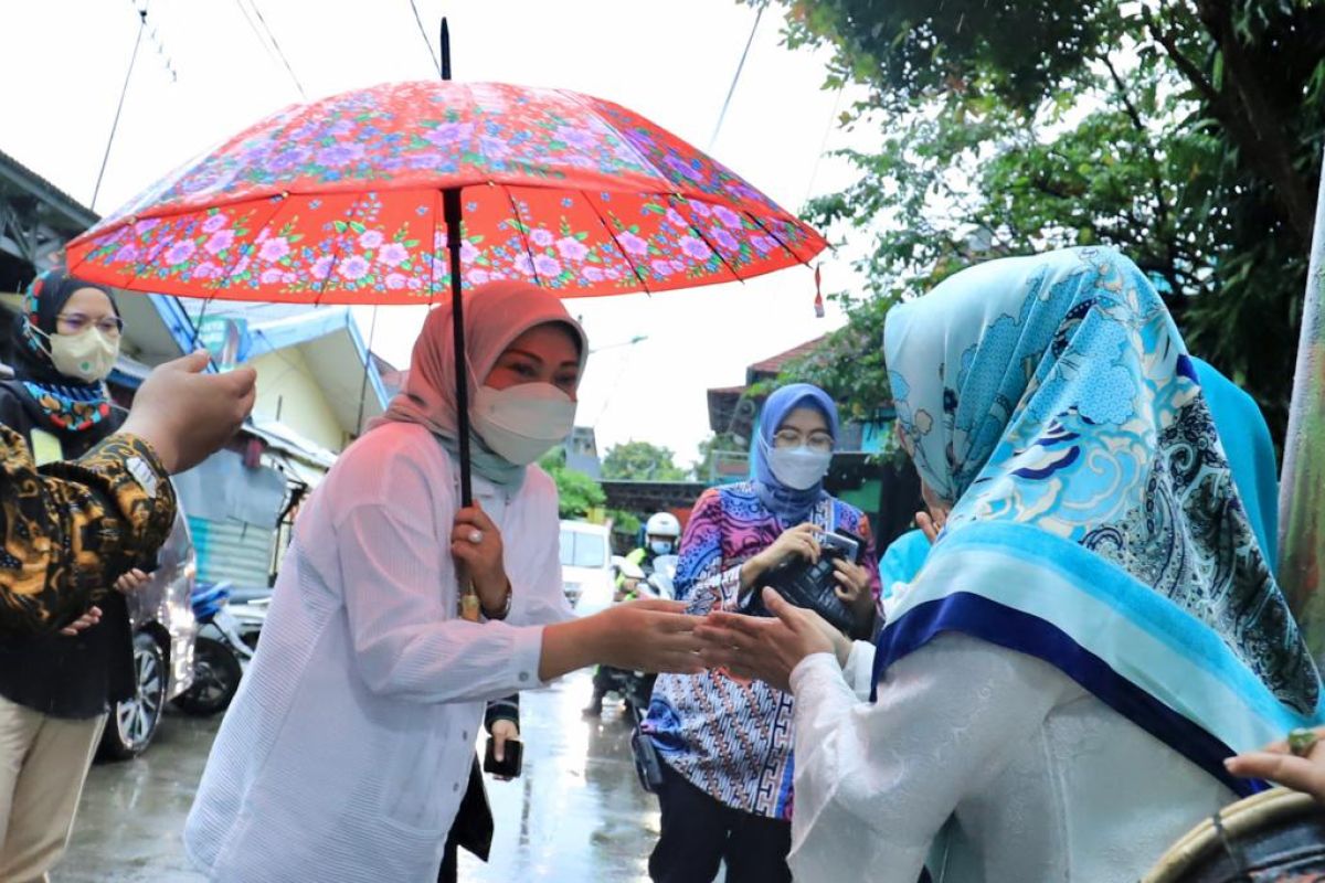 Manpower Minister distributes basic needs packages in Jakarta, Bekasi