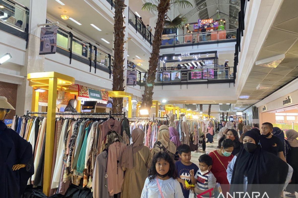 Pengunjung mal di Makassar kian meningkat usai pencairan THR