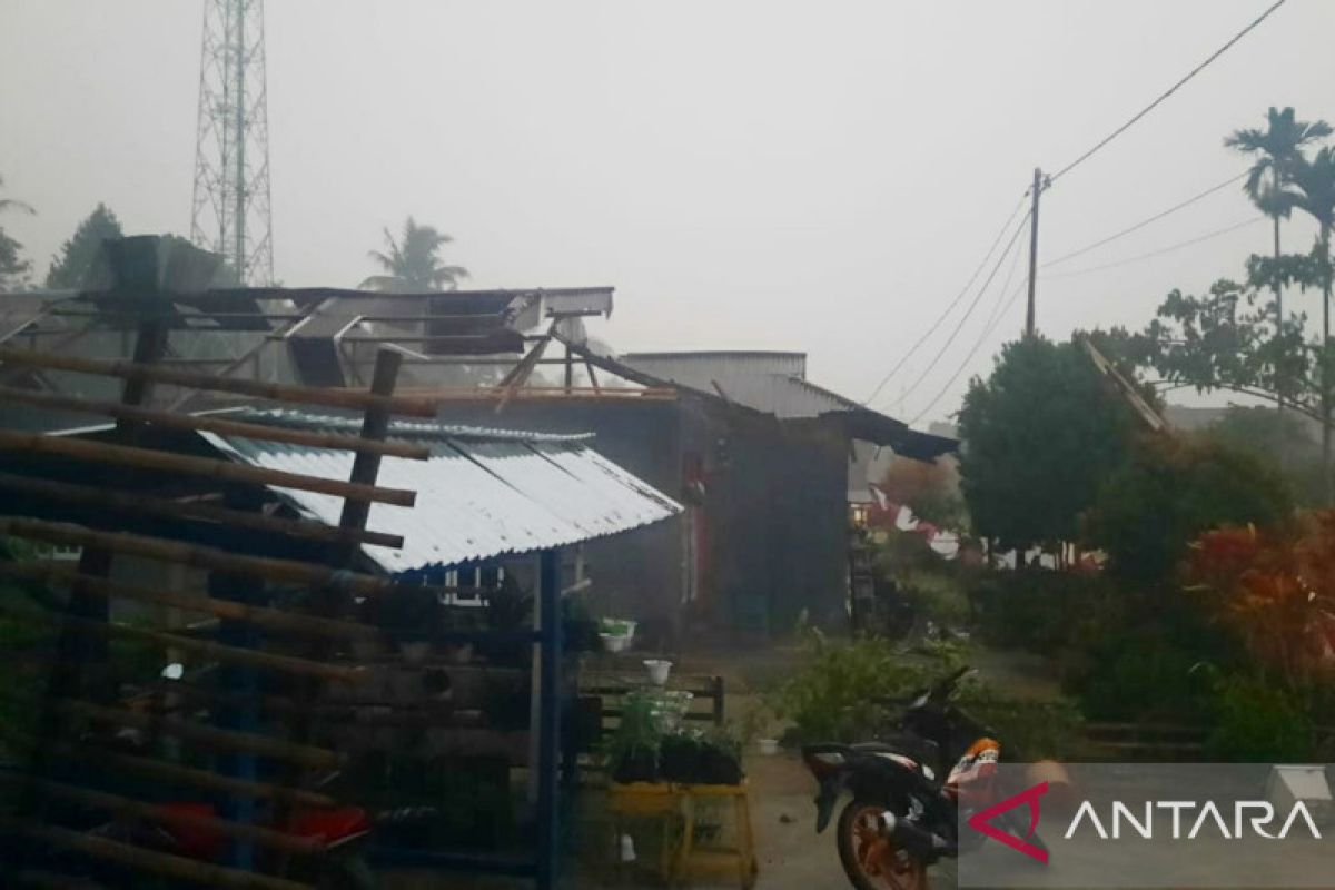 Angin puting beliung melanda Desa Panjo Kabupaten Poso