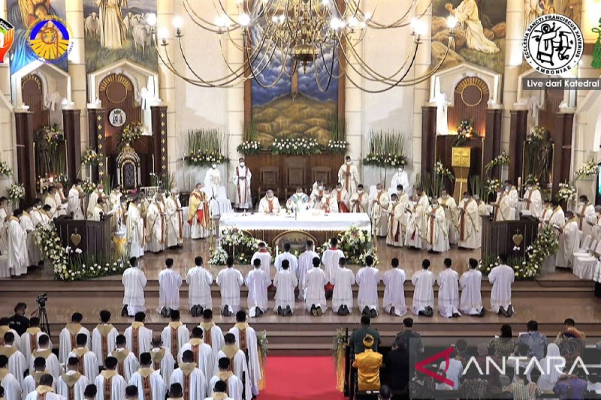 Monsinyur Seno Ngutra resmi jabat Uskup Amboina