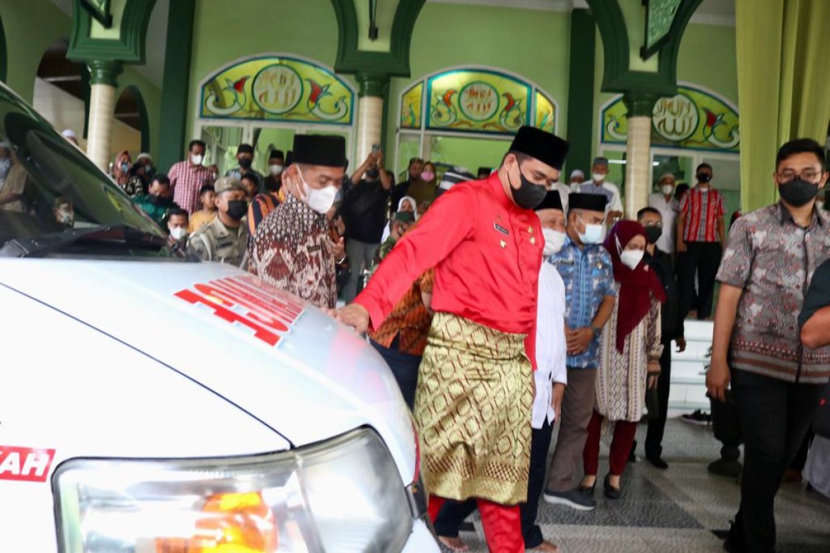 Bobby Nasution serahkan ambulans umat ke BKM Ar-Raudhah