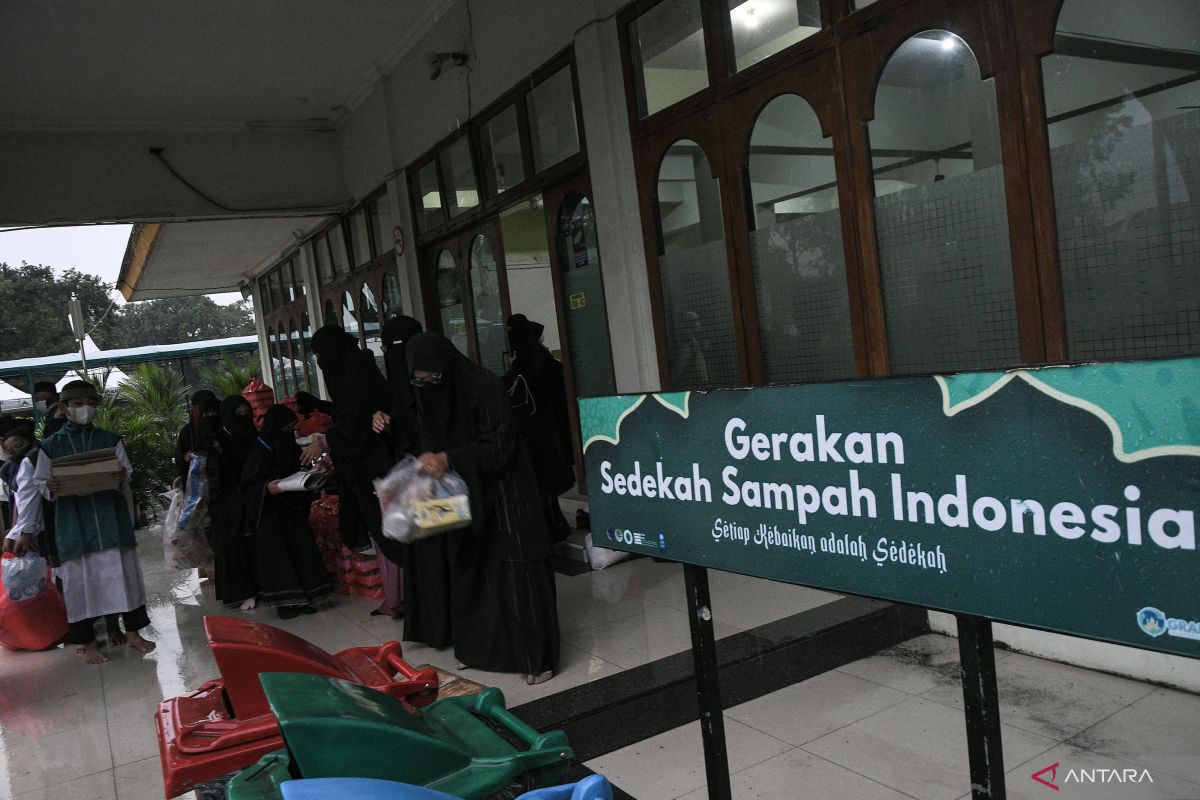 DLH Kota Tangerang ajak warga sedekah sampah untuk reduksi polusi