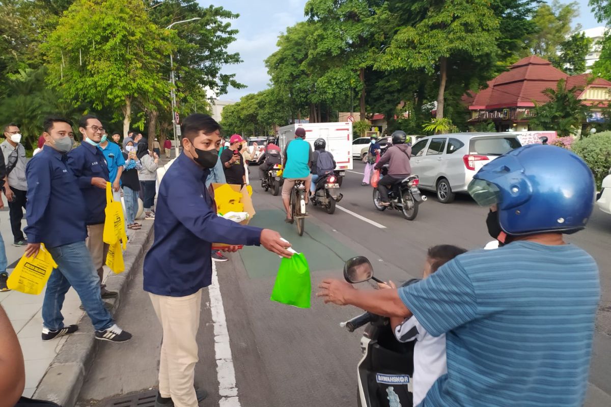 Pembagian takjil gunakan kantong ramah lingkungan