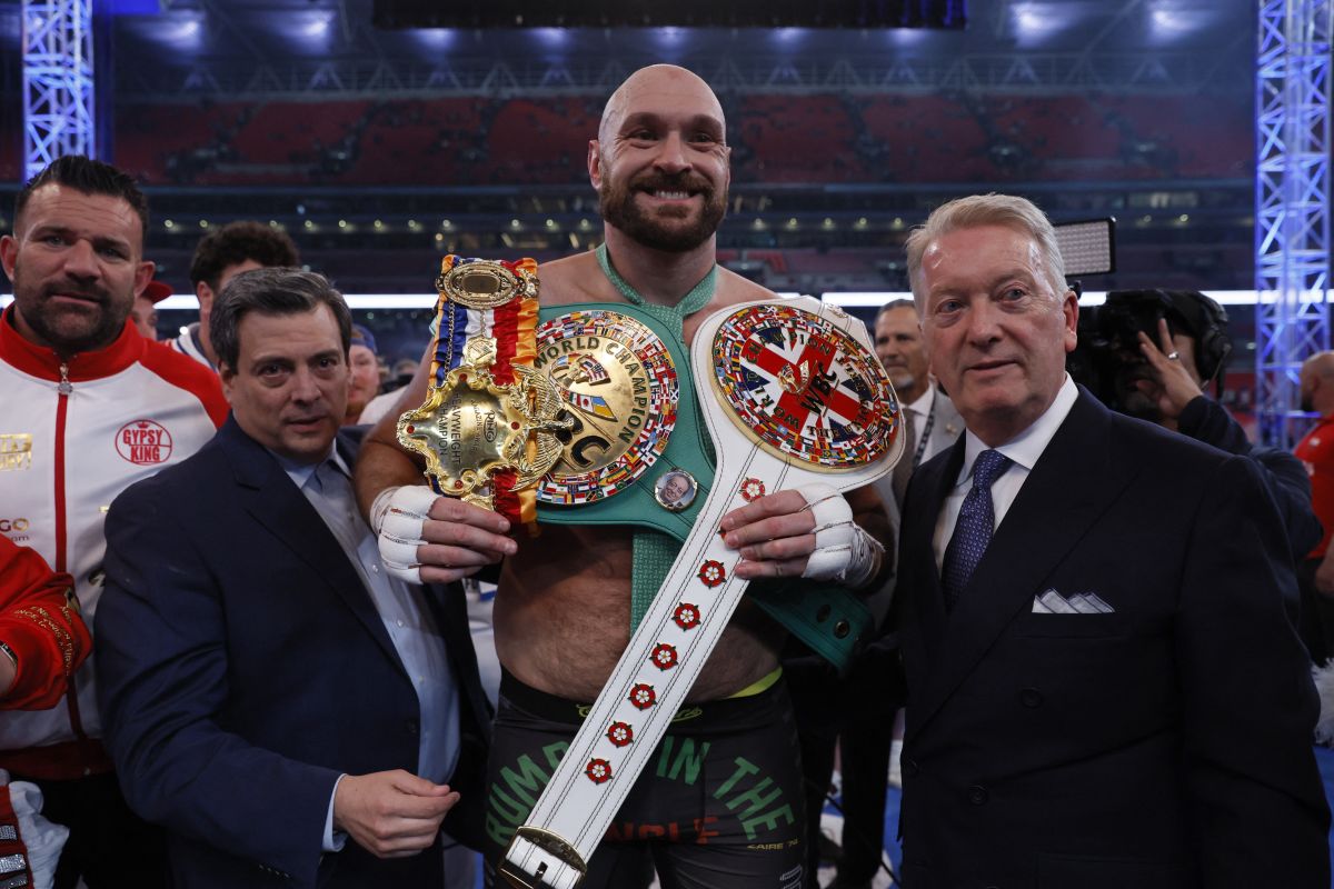 Fury pertahankan gelar kelas berat WBC setelah menang TKO atas Whyte