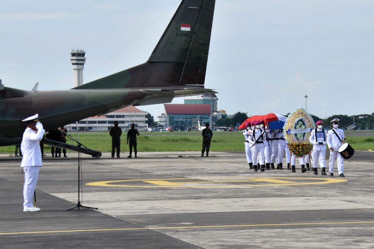 Komandan Brigif 2 pimpin penghormatan jenazah prajurit Marinir gugur di Papua