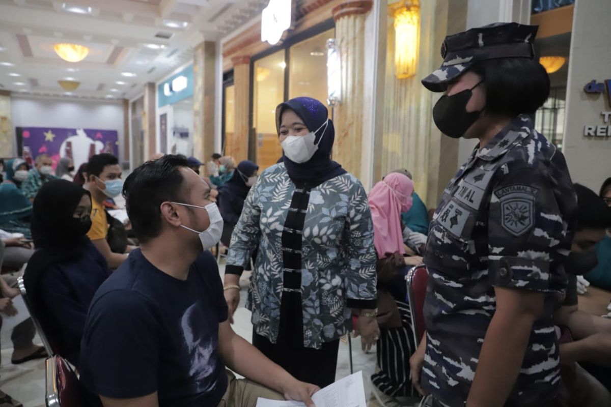 Bupati dan Wakil Bupati Sleman meninjau vaksinasi Lanal Yogyakarta
