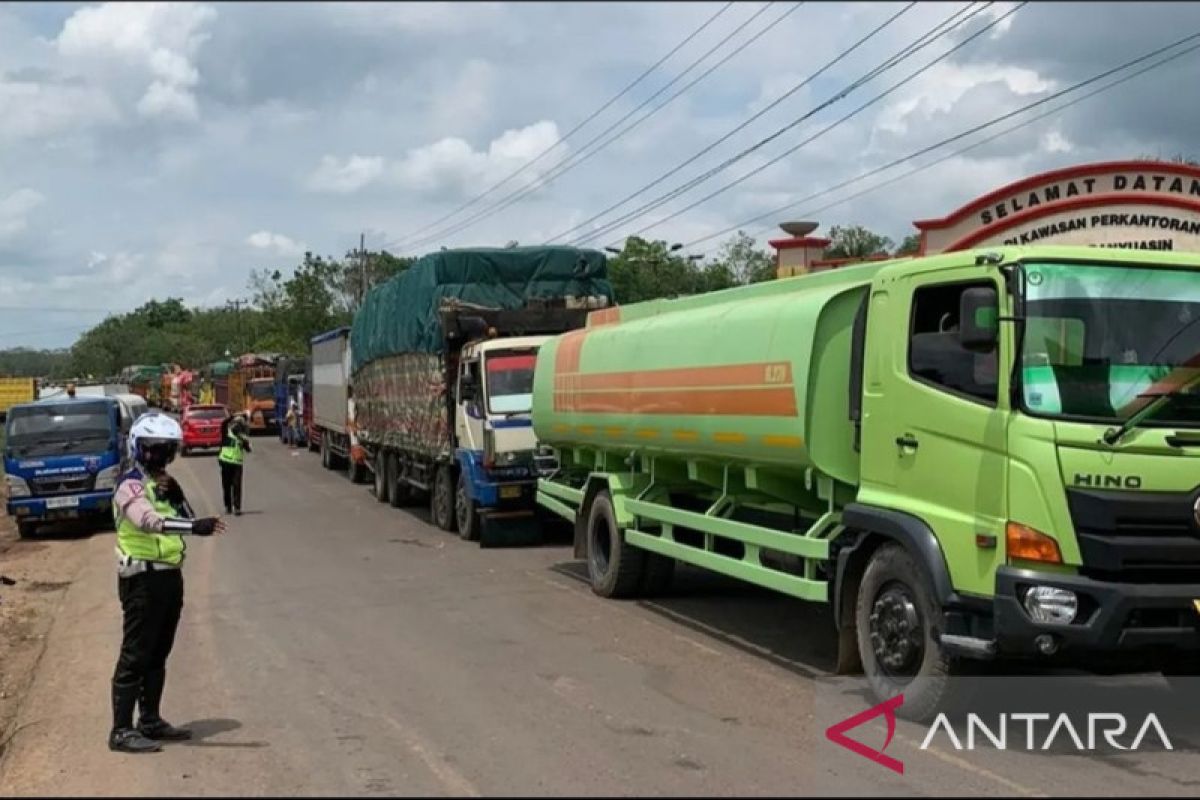 Jalan Lintas Timur Palembang-Betung nyaris lumpuh karena macet, polisi masih siaga