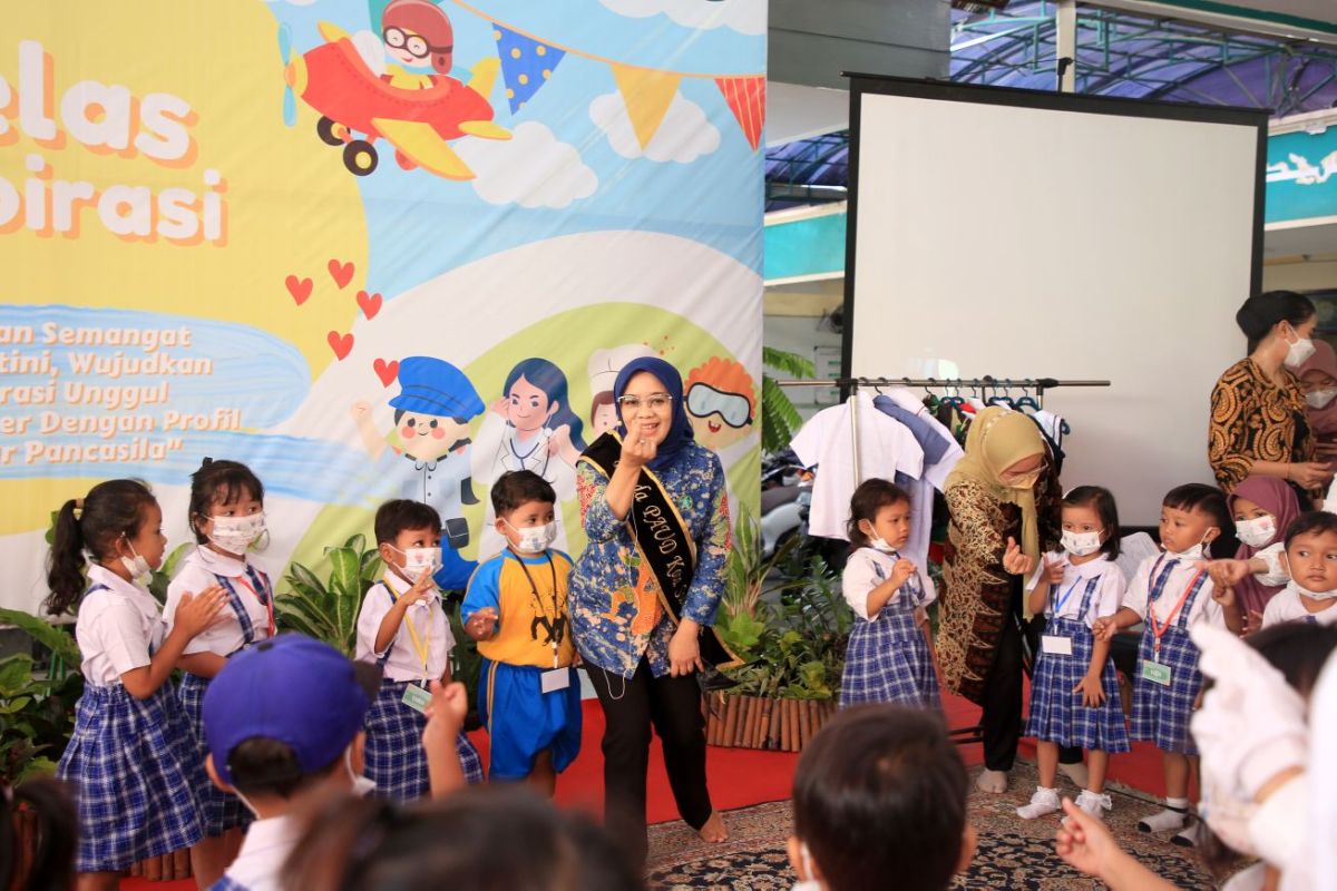 Menanamkan semangat belajar anak-anak PAUD lewat kelas inspirasi di Surabaya