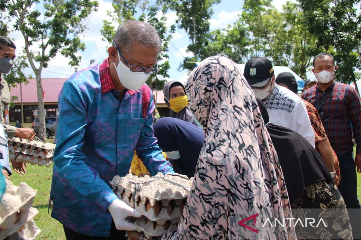 Gubernur Kalbar bagikan 1.000 paket sembako di Sambas