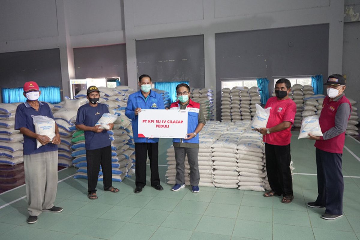 Pertamina Cilacap salurkan 6 ton beras untuk nelayan