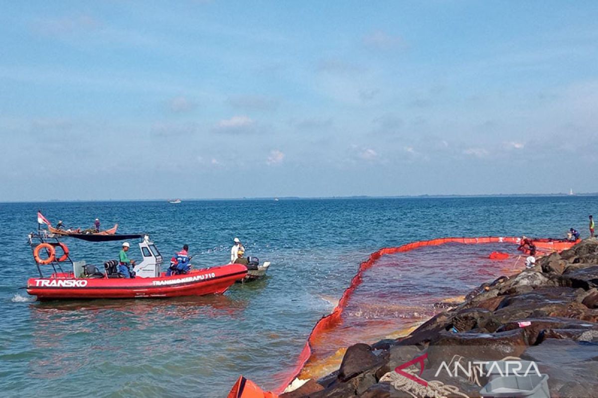 Kapal pengangkut minyak Pertamina bocor di laut Lhokseumawe