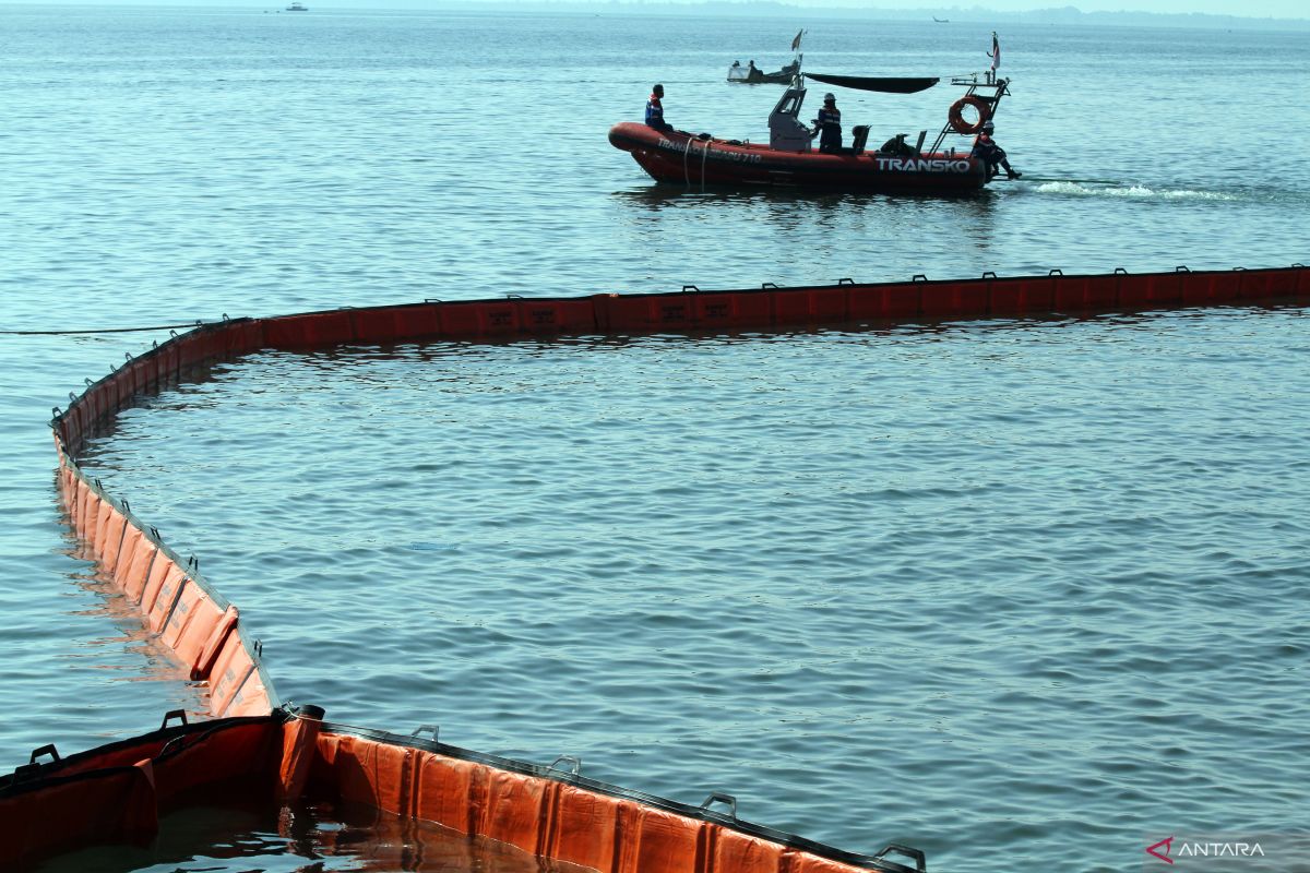 BRIN researcher discovers oil-eating microbe for spill cleanup