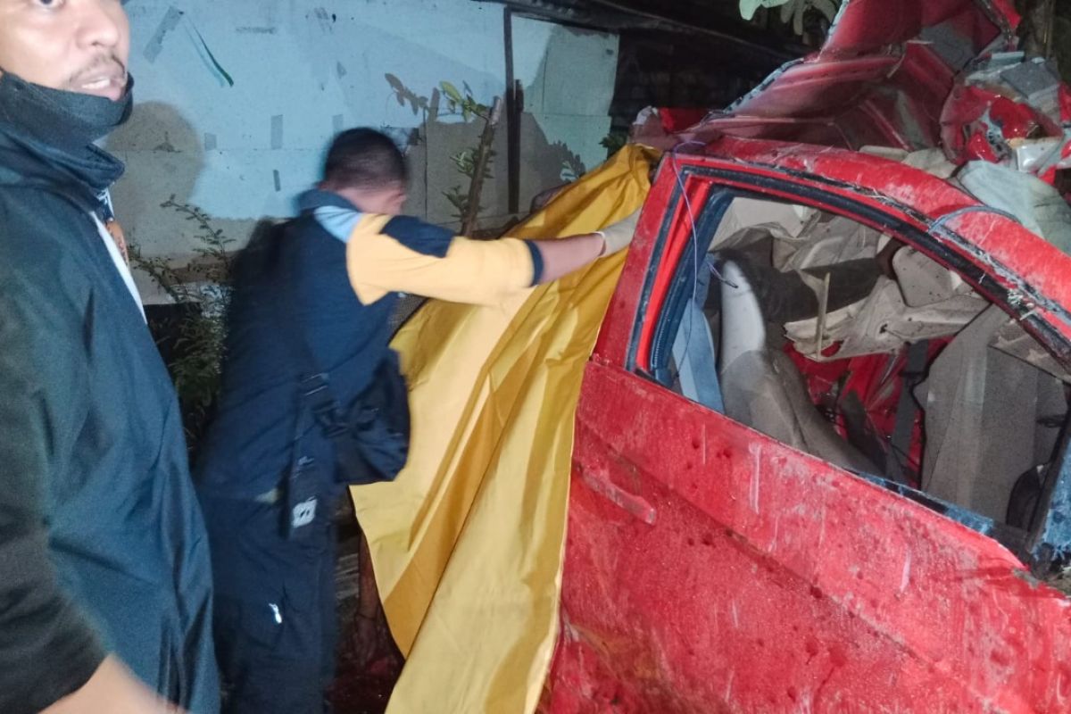 Tiga orang jadi korban mobil ditabrak KA di Surabaya
