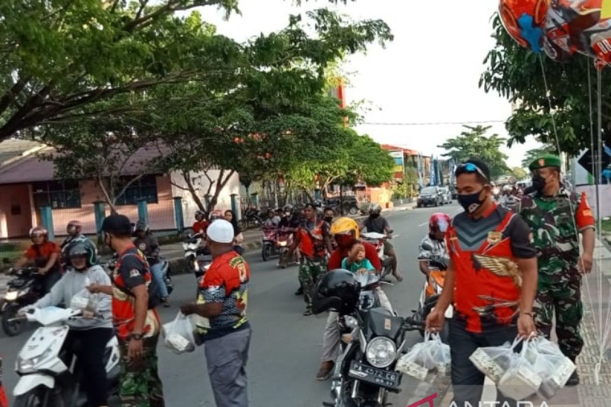 Koramil Biak Kota berbagi takjil gratis bagi warga