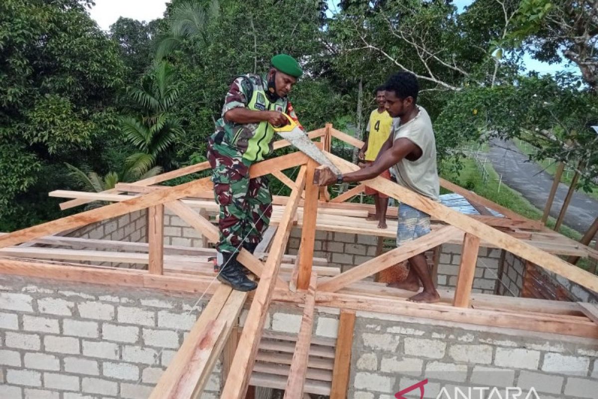 Koramil Biak Barat lakukan pembinaan kewilayahan melalui pembangunan rumah warga