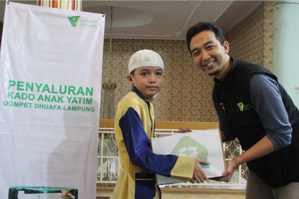 Dompet Dhuafa Lampung salurkan puluhan paket kado anak yatim