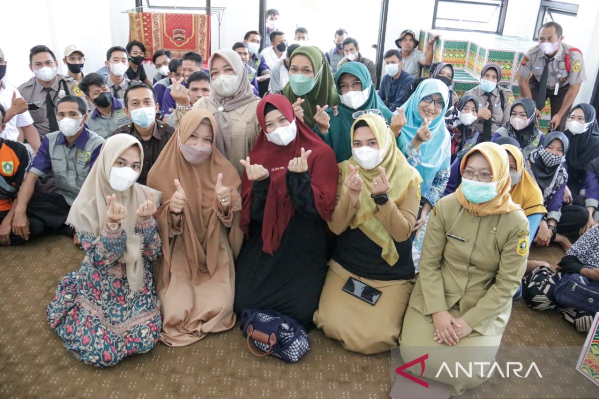 Istri-istri anggota DPRD Bogor bagikan bingkisan Lebaran