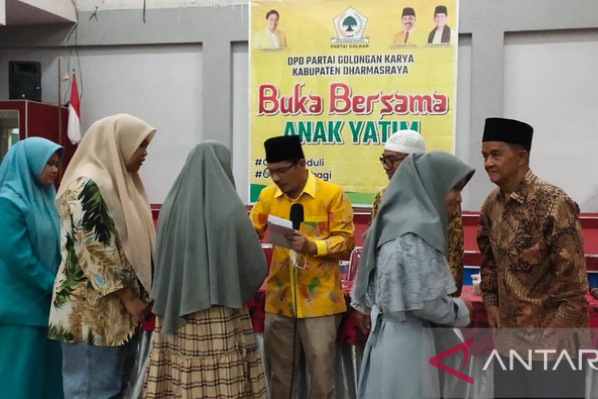 Golkar Dharmasraya santuni anak yatim dan gelar buka bersama