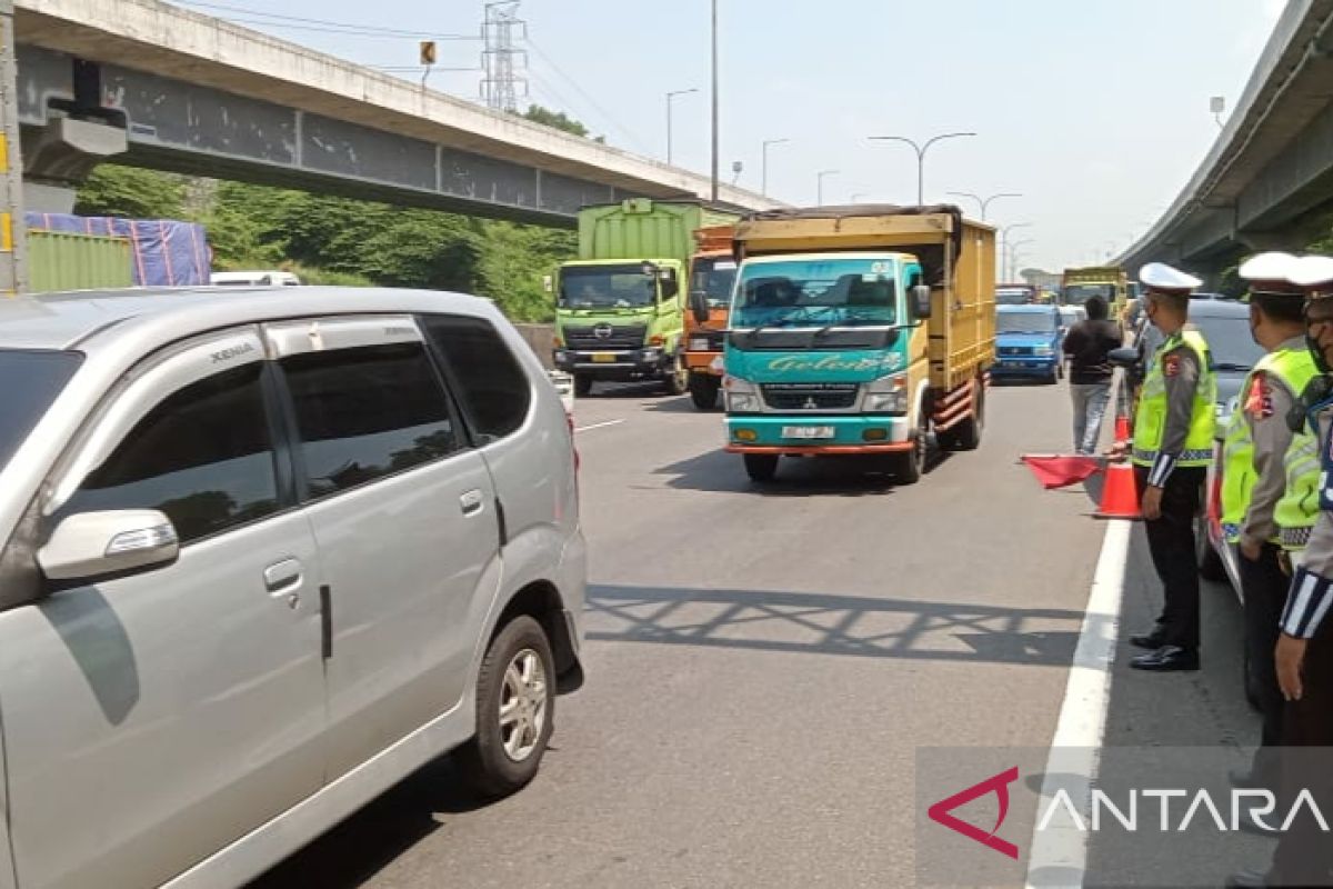 Kendaraan pemudik langgar ganjil genap dikeluarkan di Gerbang Tol Karawang Barat