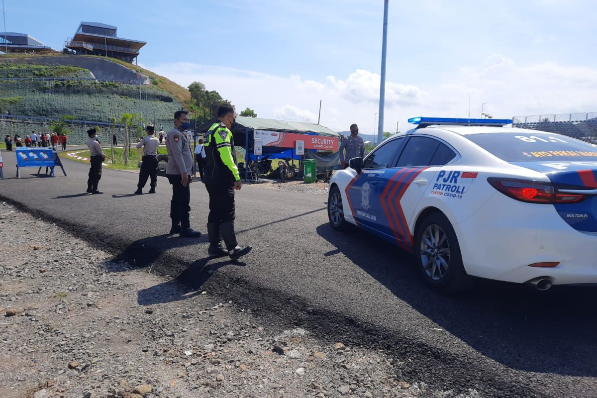 Polisi mengawal kunjungan wisata delegasi Pra KTT Y20 ke Lombok Tengah