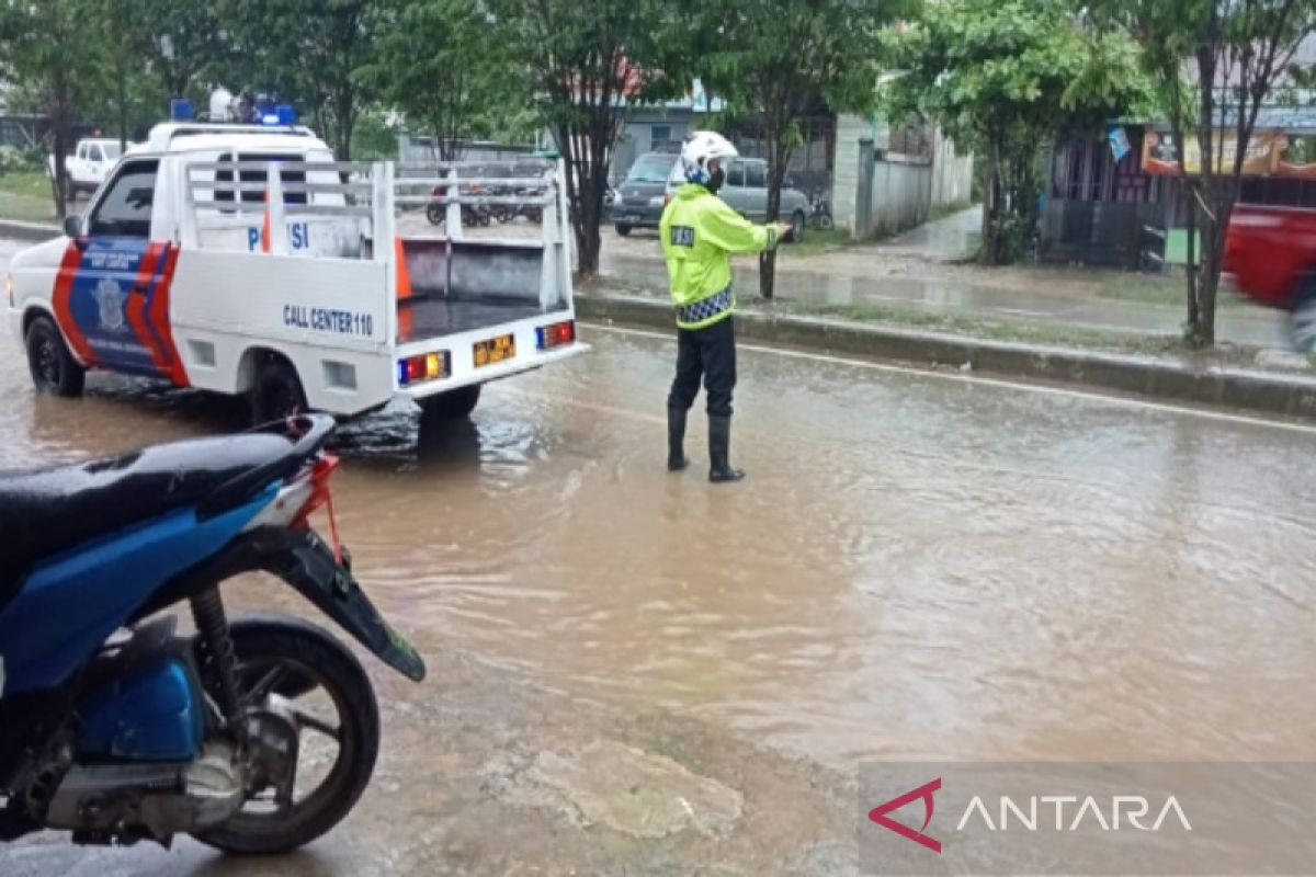 Unit Patroli 110 Polresta Samarinda atur lalu lintas di lokasi banjir