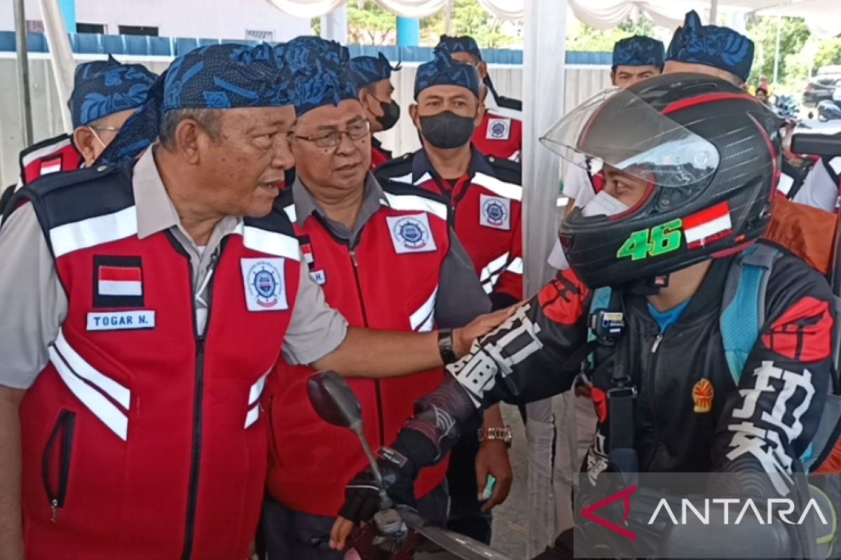 Gapasdap Cabang Merak kenakan ikat kepala suku Baduy di posko mudik Lebaran