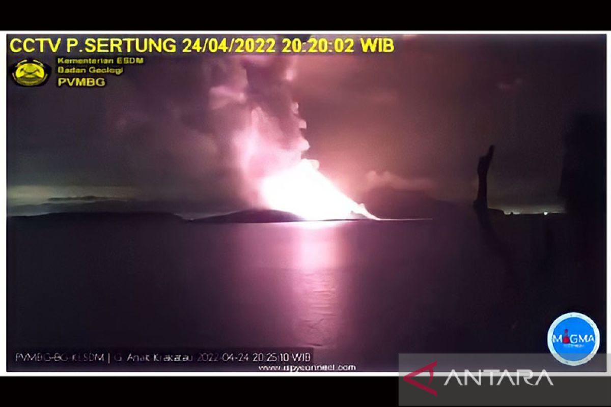 Gunung Anak Krakatau level 3, masyarakat diimbau waspada potensi tsunami malam hari