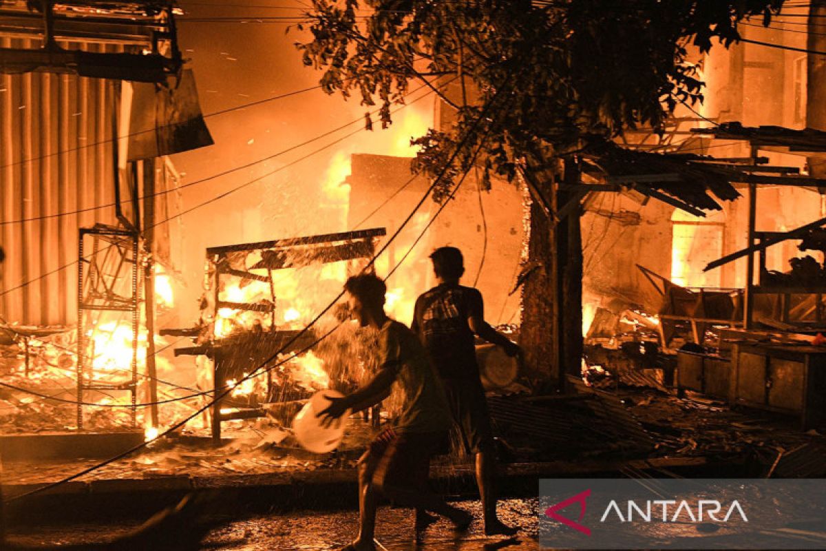 Kebakaran hanguskan 400 bangunan di Pasar Gembrong