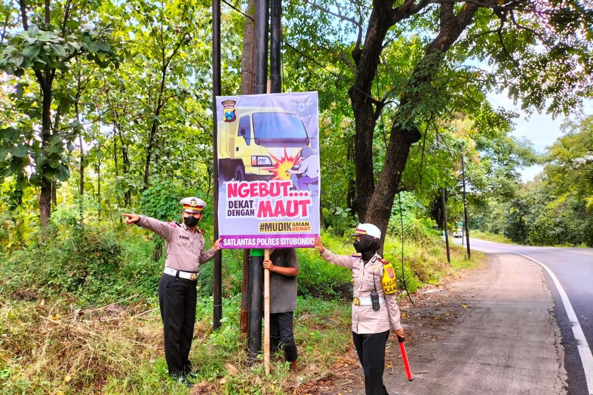 Satlantas Polres Situbondo pasang banner imbauan mudik aman di jalur pantura