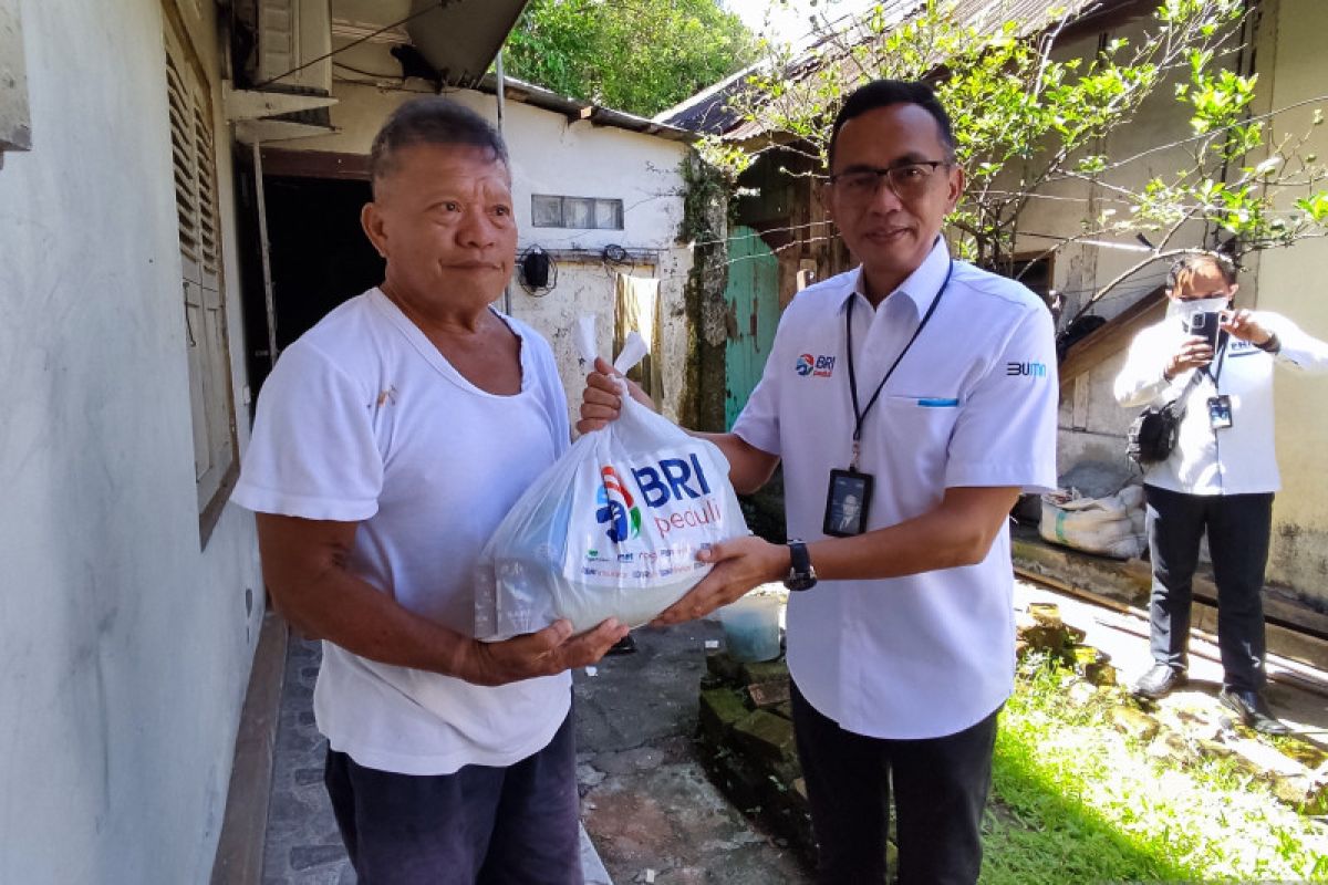 BRI Group serahkan bantuan 1.000 paket sembako ke warga Manado