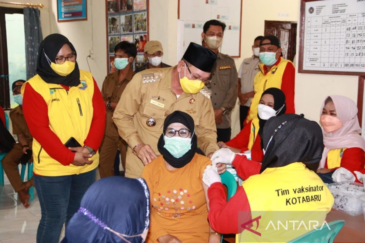 Bupati Kotabaru serahkan bantuan untuk warga Tanjung Seloka