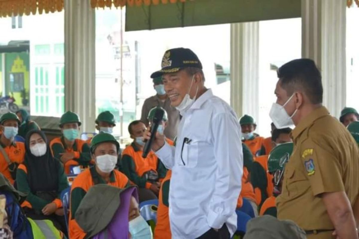 Wali Kota Tebing Tinggi serahkan paket Lebaran kepada petugas kebersihan