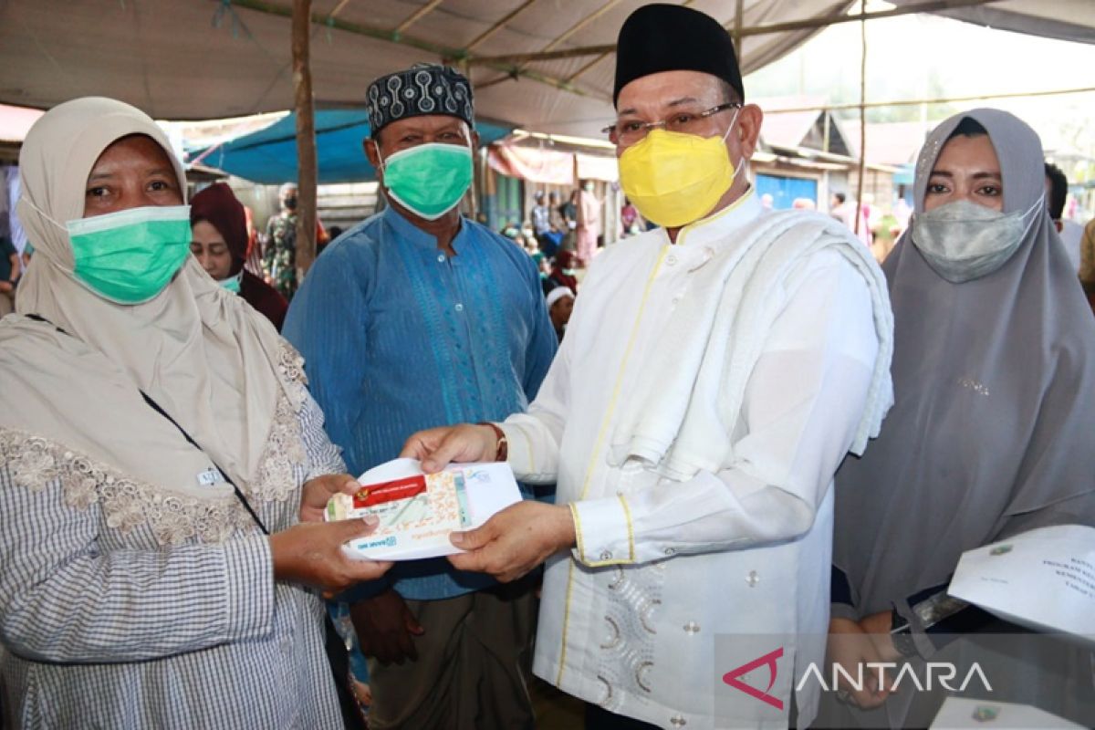 Bupati salurkan bantuan bagi warga Hampang