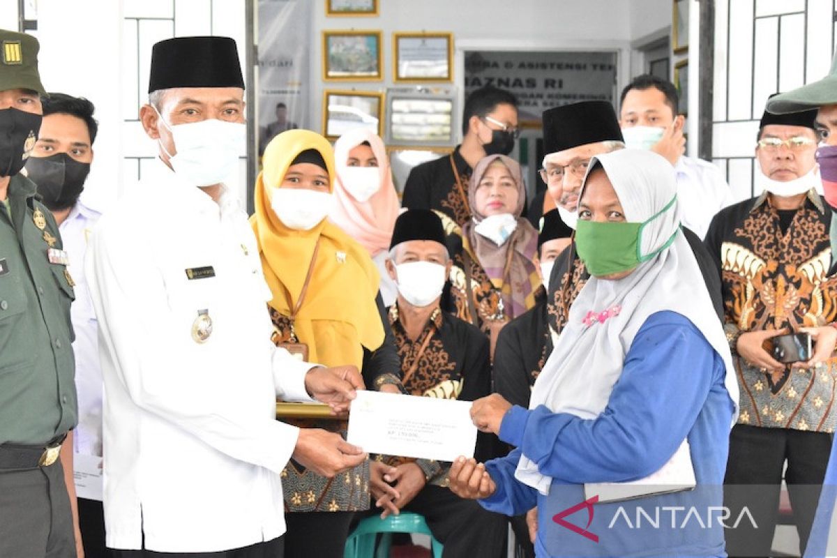 Baznas OKI salurkan zakat ke petugas kebersihan