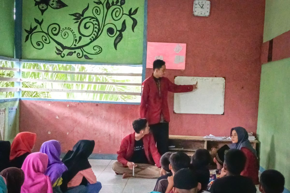 Warga Trans Seret Ayon bersyukur kedatangan Mahasiswa Poltesa