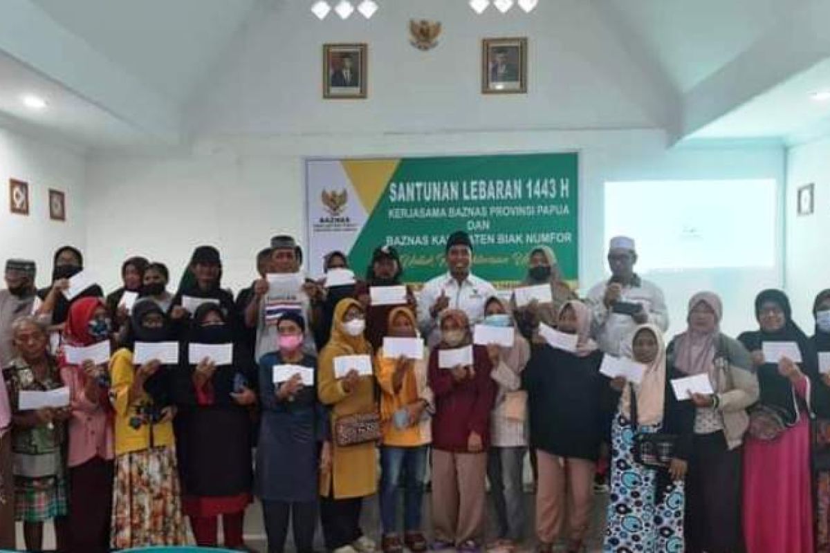 Baznas Biak berikan santunan Lebaran kepada 100 duafa