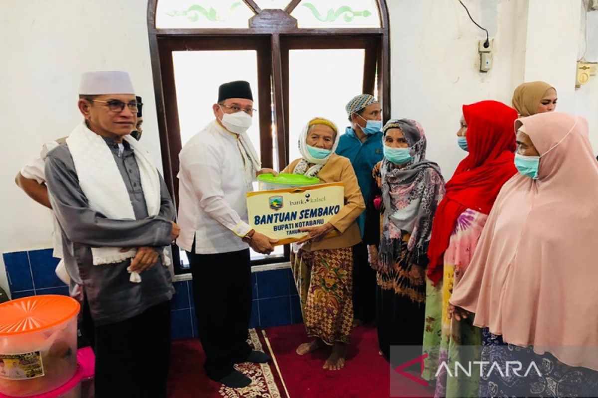 Regent's Ramadhan safari visits Sampanahan, distributes various aids