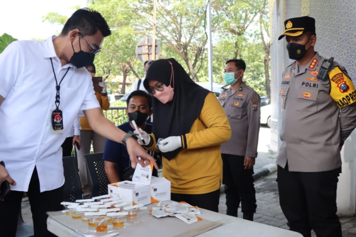 Puluhan pengemudi bus Terminal Purabaya Surabaya ikuti tes urine