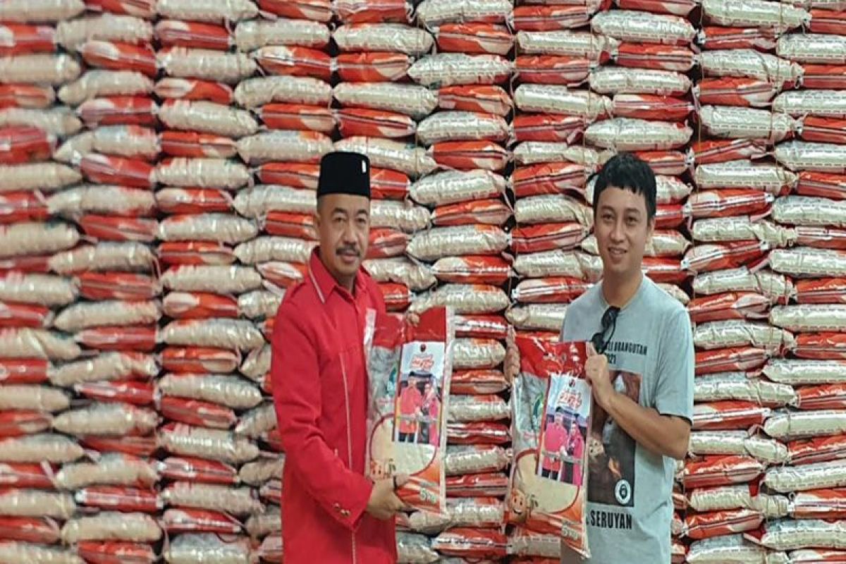 Ketua DPC PDI Perjuangan Seruyan bagikan 27,5 ton beras