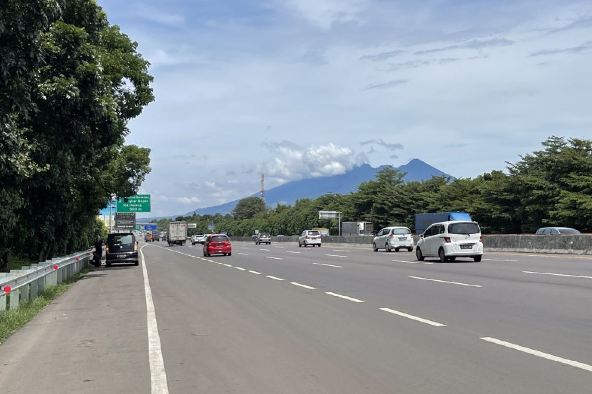 Ruas tol Jagorawi menuju Ciawi terpantau lengang pada H-6 jelang Lebaran 2022