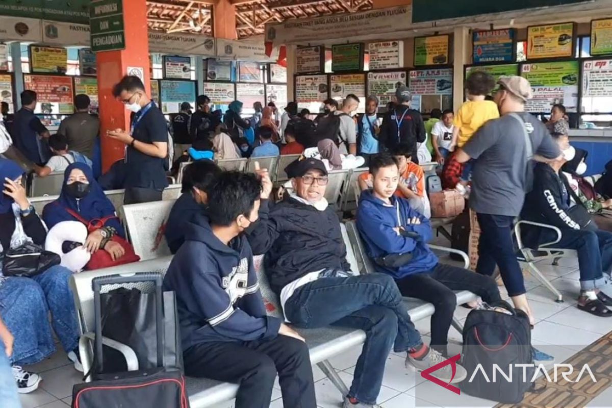 Penumpang keluhkan kenaikan harga tiket bus di Kampung Rambutan