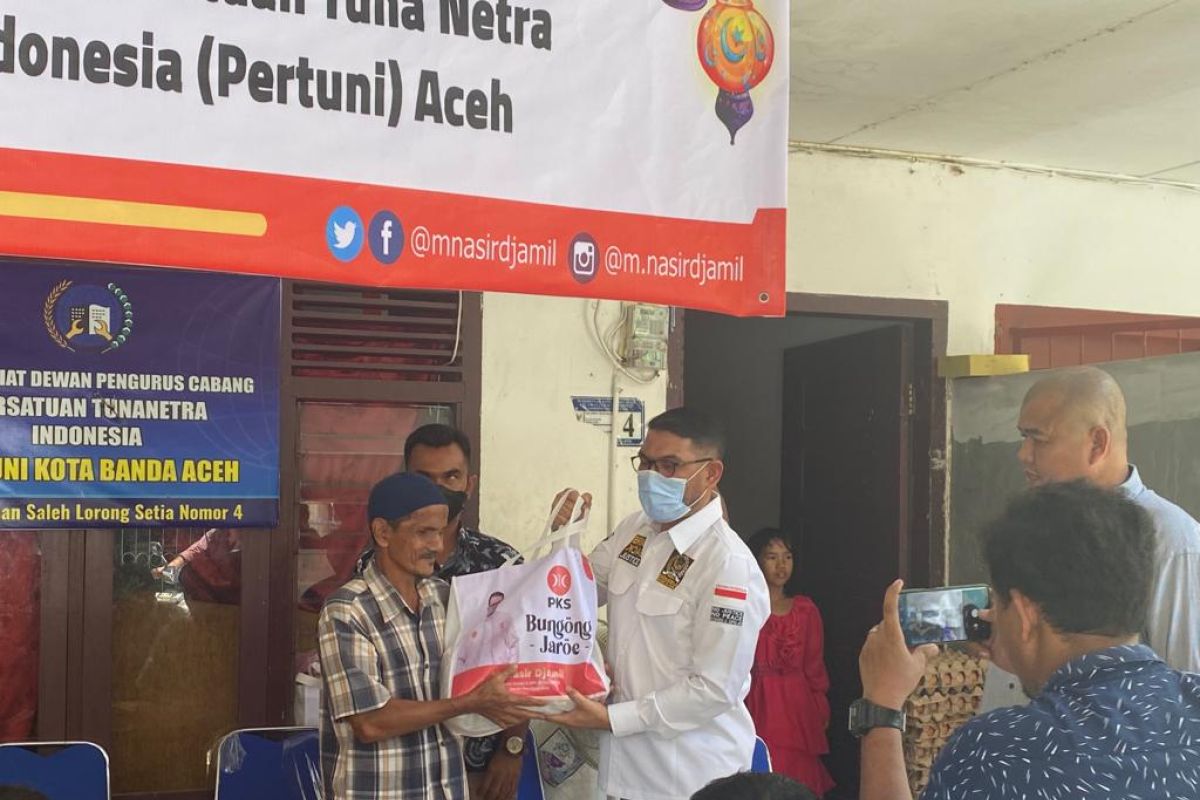 Nasir Djamil berikan bantuan Ramadhan untuk Pertuni Aceh