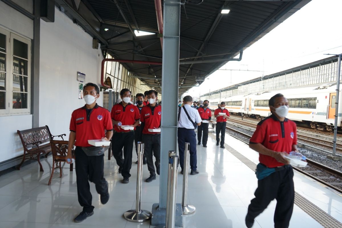 Dompet Dhuafa dan PT Reska bagikan paket berbuka untuk para porter stasiun