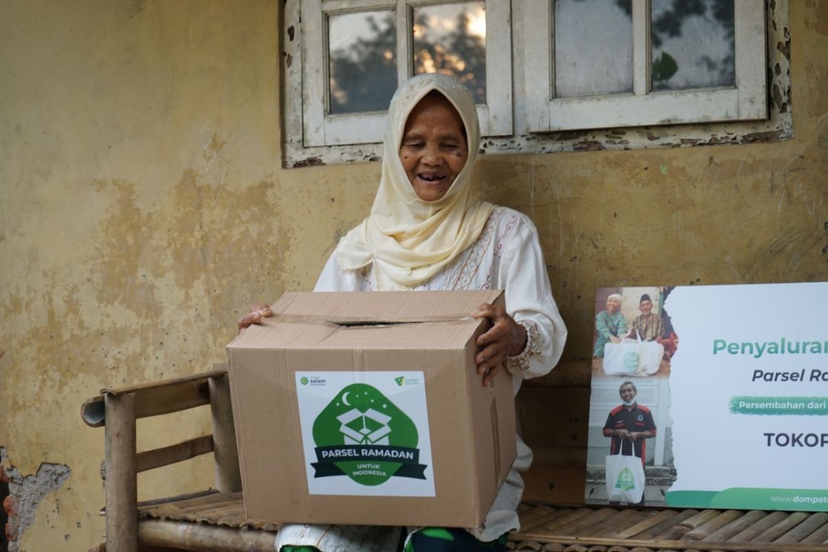 Bahagianya nenek Mot dapat parsel Lebaran