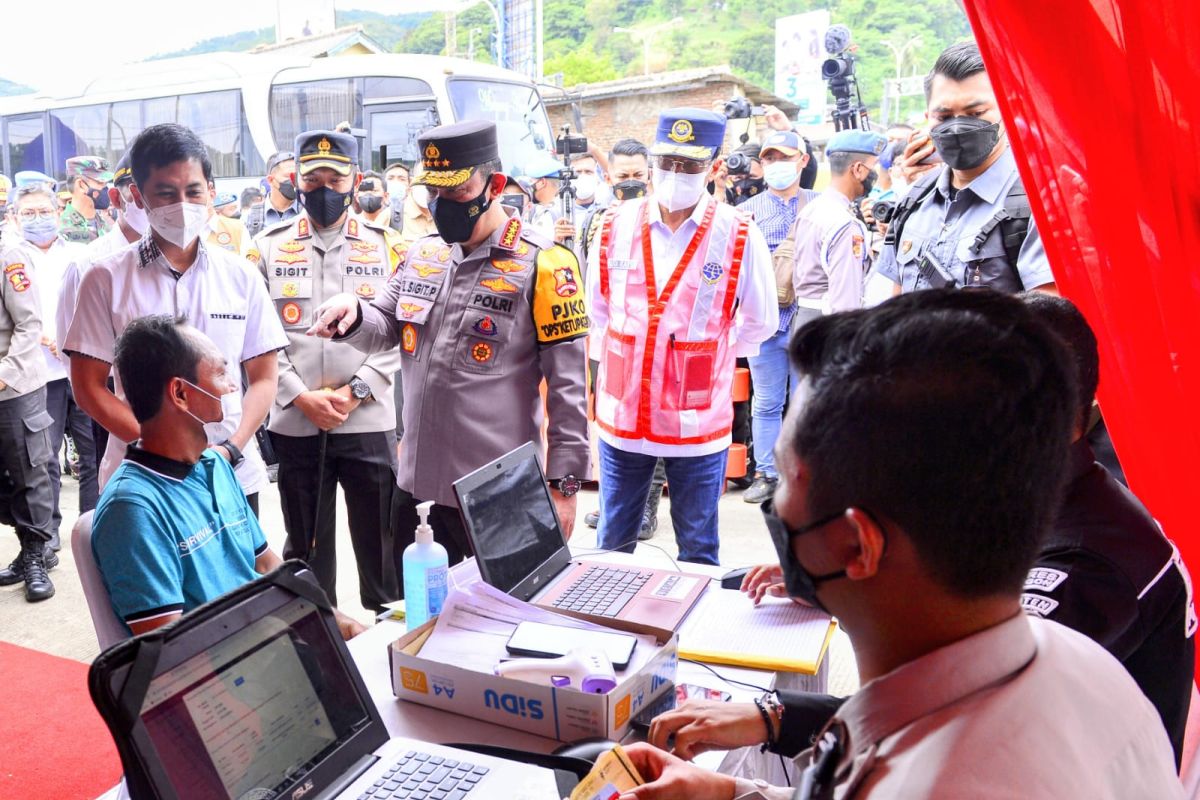 Tinjau Pelabuhan Merak, Kapolri Apresiasi Masyarakat yang Mudik Lebih Awal