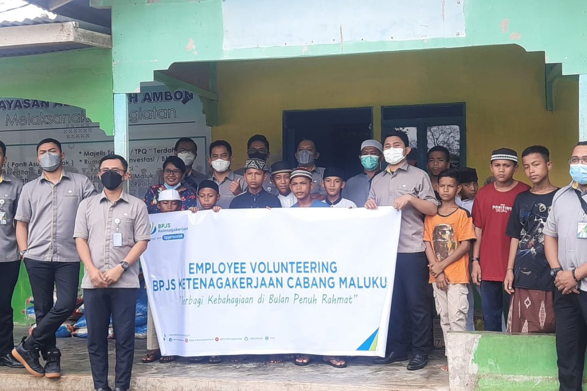 BPJS Ketenagakerjaan Maluku berbagi di bulan Ramadhan, wujudkan kepedulian sosial
